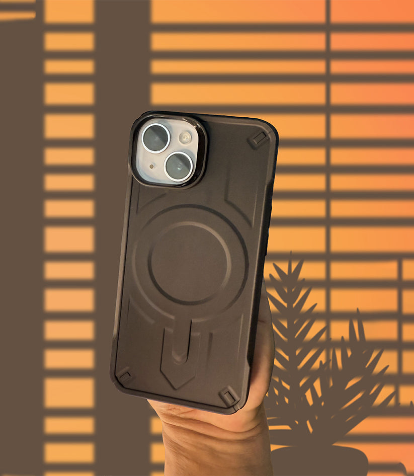 iPhone 13/14/15 Four-Corner Anti-Fall Shockproof Magnetic Airbag Case