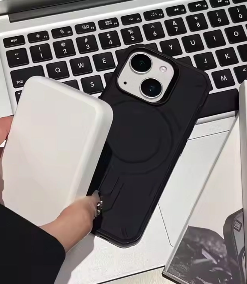 iPhone 13/14/15 Four-Corner Anti-Fall Shockproof Magnetic Airbag Case